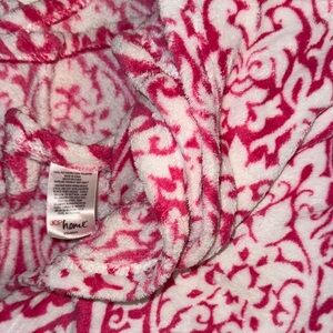 Throw  Pink White Plush Blanket dorm car sports picnic average personal size